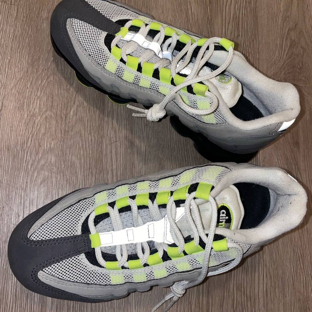 air max size 5.5 in mens 7.5 in women worn twice brand new